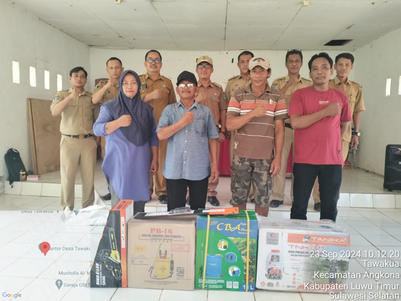SERAHKAN ALSINTAN --  Camat Angkona, I Putu Gede Sudarsana menyerahkan sejumlah alat mesin pertanian (Alsintan) program Rural Empowerment and Agricultural Development Scaling-up Initiative (Readsi) kepada Kelompok Tani Bukit Karya,  Senin (23/9). 
