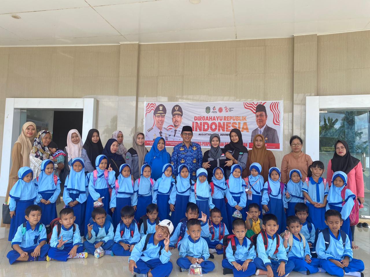 INOVASI -- Dinas Perpustakaan dan Kearsipan (DPK) Kabupaten Luwu Timur kembali menggelar program Inovasi “LanjutDong” (Layananan Antar Jemput dan Dongeng) guna meningkatkan minat baca bagi para siswa/siswi di Kabupaten Luwu Timur
