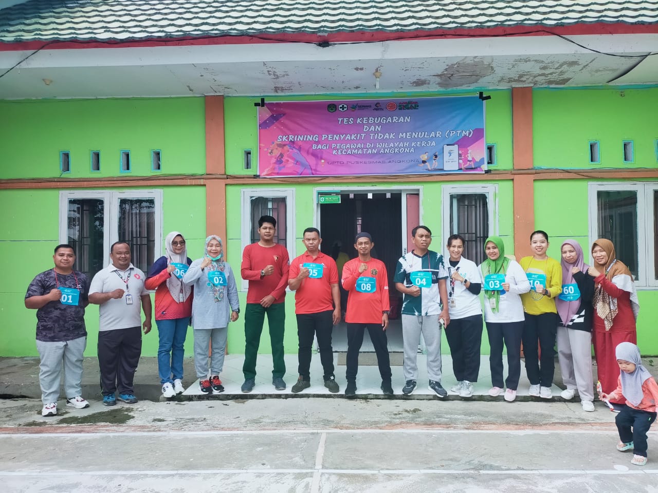 TES KEBUGARAN -- UPTD Puskesmas Angkona, menggelar kegiatan Rabu Sehat dengan melaksanakan tes kebugaran dan skrining Penyakit Tidak Menular (PTM) Rabu (4/9). 
