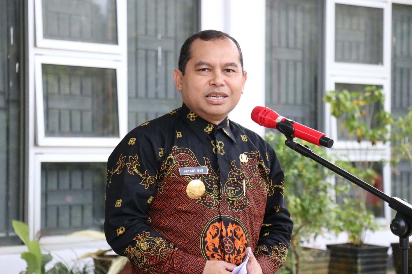 PESAN MENDAGRI -- Pjs Bupati Luwu Timur, Jayadi Nas memimpin apel pagi guna bersilaturahmi dengan jajaran Pemkab Luwu Timur di Halaman Kantor Badan Pendapatan Daerah, Kamis (26/9).