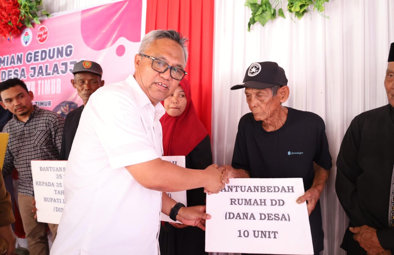 RESMIKAN -- Bupati Luwu Timur, H Budiman meresmikan Gedung Kantor Desa Jalajja, Kecamatan Burau yang ditandai dengan penandatanganan Prasasti dan pengguntingan pita sekaligus menyerahkan bantuan alat pertanian, Selasa (24/9).
