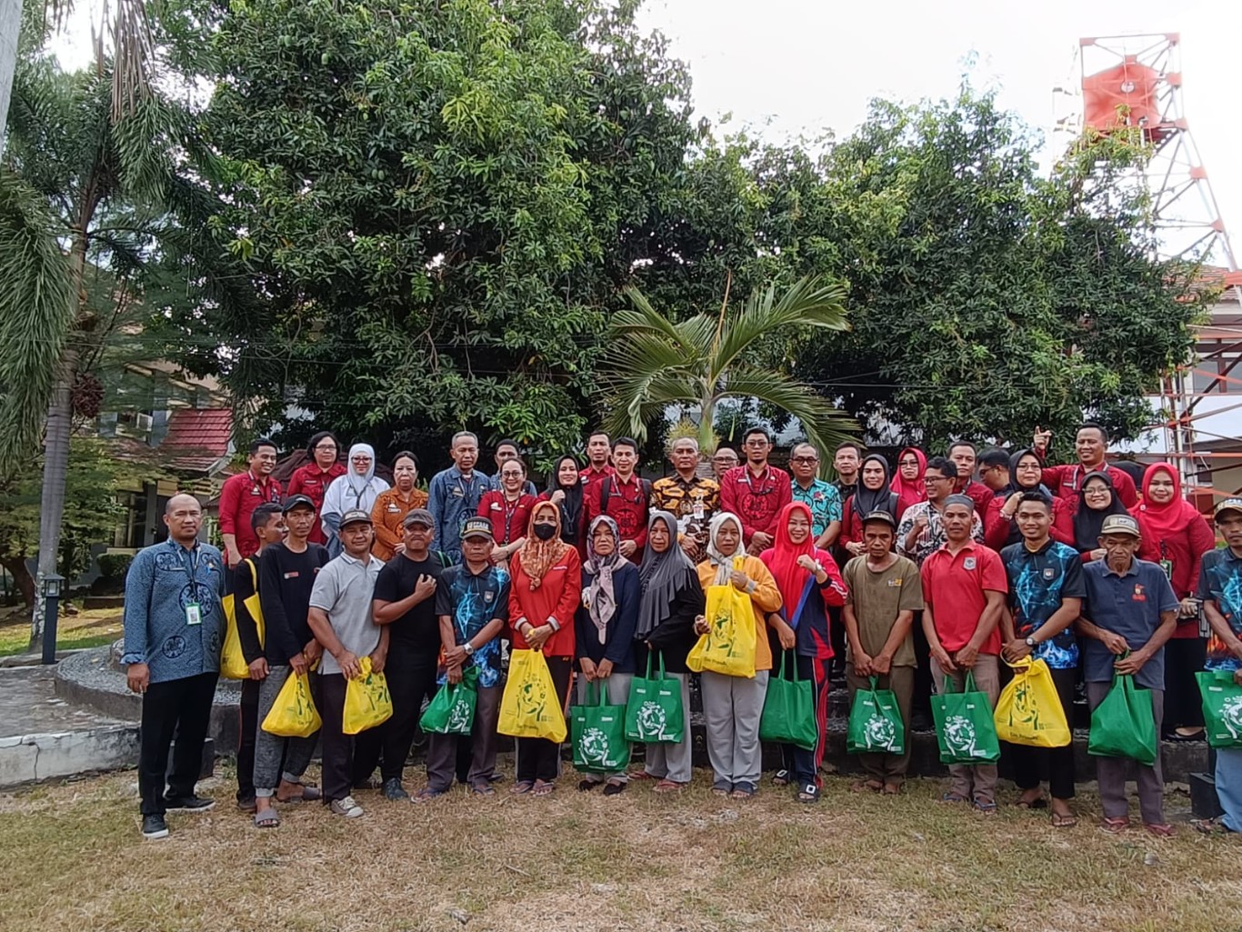 BERBAGI -- Peserta PKA Kabupaten Luwu Timur Angkatan V Tahun 2024 menunjukkan kepedulian sosial mereka dengan menggelar kegiatan Jumat Berbagi di lingkungan PPSDM Kemendagri Regional Makassar.
