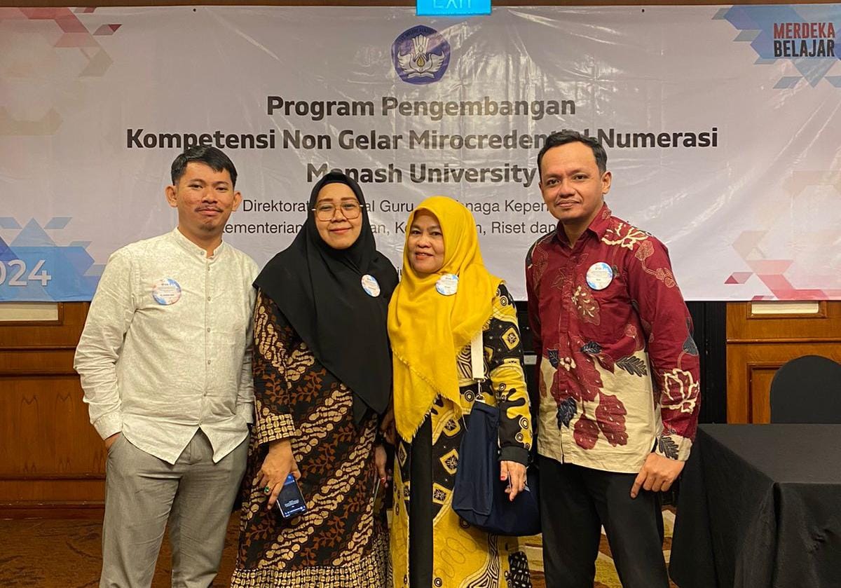 BEASISWA -- Salah seorang guru asal Lutim Ilmal foto bersama usai terpilih sebagai penerima Beasiswa Non-Degree Microcredential Numeracy di Monash University, Australia, untuk tahun ini. 

