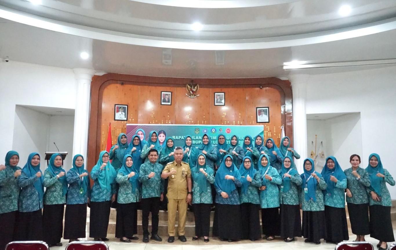 TUTUP RAPAT -- Bupati Luwu Timur, H Budiman foto bersama usai membuka rapat bulanan TP PKK Kabupaten Luwu Timur yang dirangkai Rapat Koordinasi (Takor) Tim Pembina TP-PKK di Rujab Bupati, Kamis (12/9).