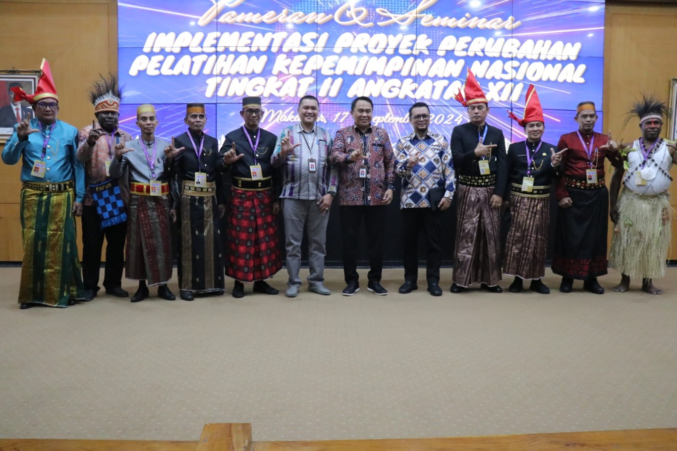 PAMERAN -- Sejumlah Kepala OPD Pemkab Lutim foto bersama disela-sela mengikuti pameran dan seminar Implementasi Proyek Perubahan PKN II Angkatan XII di Auditorium Hasanuddin Puslatbang KMP LAN RI Makassar, Selasa (17/9)