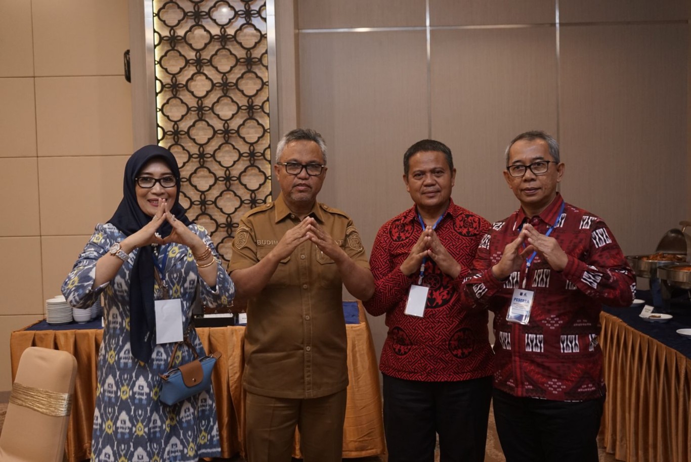 RAKOR -- Bupati Luwu Timur, H Budiman foto bersama usai menyampaikan testimoni pada acara Rakor Penerapan Aplikasi Srikandi di Kota Mataram, Nusa Tenggara Barat, Senin (3/9).
