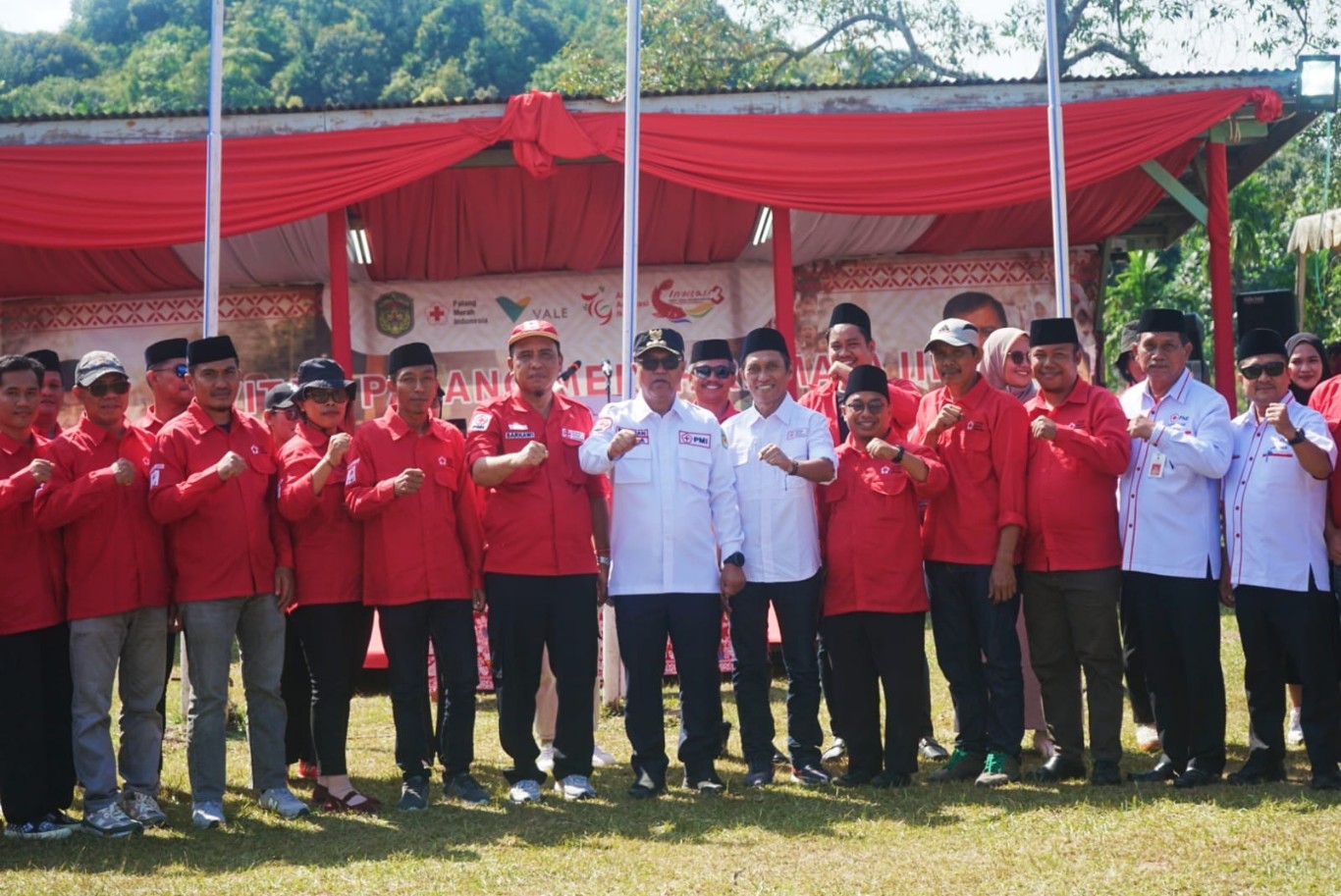 LANTIK -- Bupati Luwu Timur, H Budiman foto bersama usai melantik pengurus Brigade Kemanusiaan Donor Darah Sukarela PMI tingkat Desa se Kabupaten Luwu Timur yang bertepatan dengan HUT PM) ke 79 di Lapangan Bumi Perkemahan Sawerigading Sorowako, Selasa (17/9).
