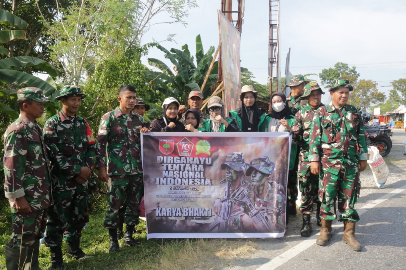KARYA BAKTI -- Perwira Penghubung (Pabung) Luwu Timur, Mayor CBA Bachtiar didampingi Camat Wotu, Hasis Dawi melakukan Karya Bakti di Sungai Arolipu Kecamatan Wotu, Jumat (27/9). 
