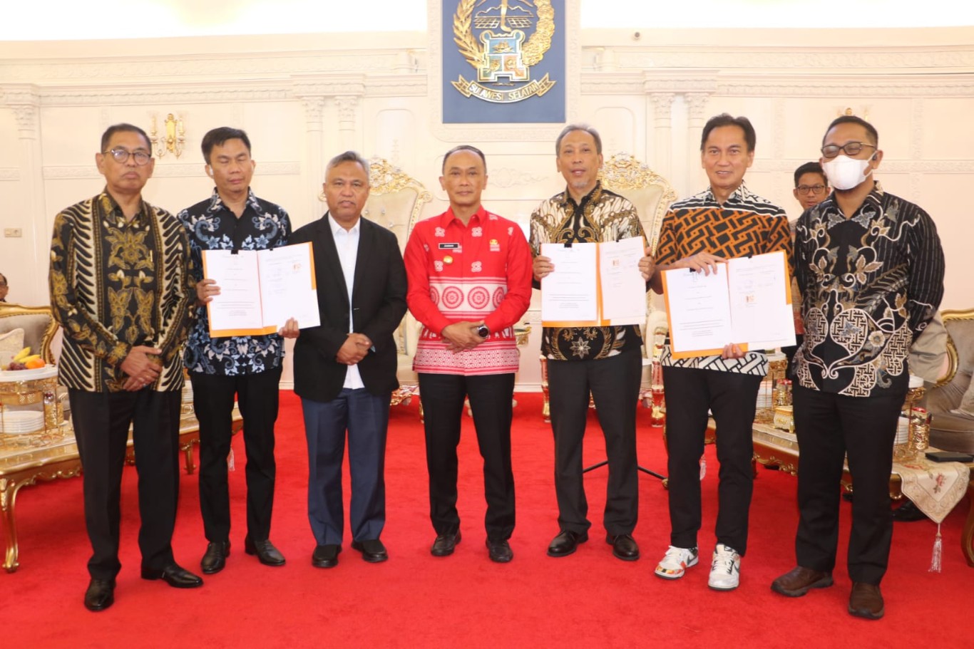KERJASAMA -- Bupati Luwu Timur, H Budiman foto bersama usai menyaksikan penandatanganan perjanjian pendirian Perusahaan Patungan (Join Venture) antara PT Antam Tbk., PT SCI dan PT LTG terkait pengelolaan tambang blok Pongkeru di Rujab Gubernur Sulsel, Makassar, Jumat (13/9. Tampak proses penandantangan naskah kerjasama. 
