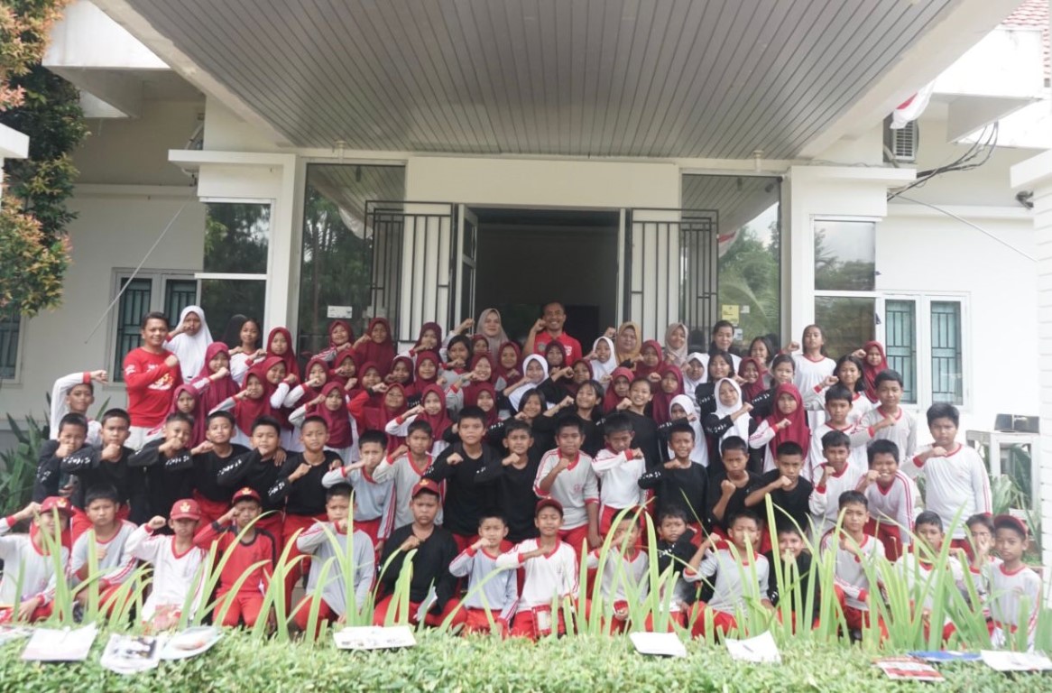KUNJUNGAN -- Diskominfo-SP Kabupaten Luwu Timur menerima kunjungan dari SDN 238 Mallaulu, Kecamatan Malili. Kunjungan bertemakan “Rekayasa dan Teknologi’ dengan topik “Internetku Sehat” di Aula Media Center Diskominfo SP, Rabu (4/9).
