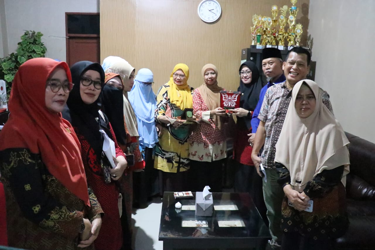 KUNKER -- Panitia Khusus) DPRD Luwu Timur bersama Pemkab Lutim melakukan kunjungan kerja (kunker) ke Dinas Pemberdayaan Perempuan, Perlindungan Anak, dan Pengendalian Penduduk (P3A-Dalduk) Kabupaten Maros belum lama ini. Kunker dimaksudkan dalam rangka memperdalam pemahaman terkait Peraturan Daerah Kabupaten Layak Anak (KLA). 