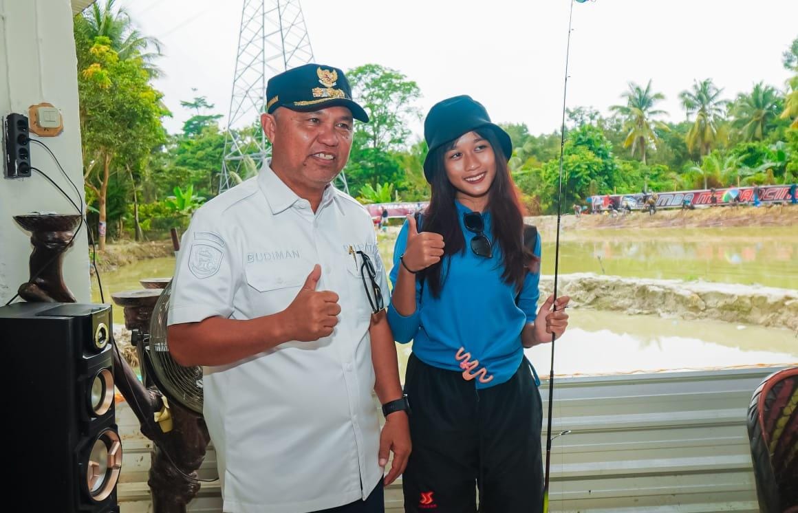 MANCING -- Bupati Luwu Timur, H Budiman menghadiri pembukaan lomba mancing Paser Ikan Wotu 102 se Kabupaten Lutim yang dilaksanakan di Kolam Pancing Wotu 102, desa Lera, Kecamatan Wotu, Minggu (8/9).