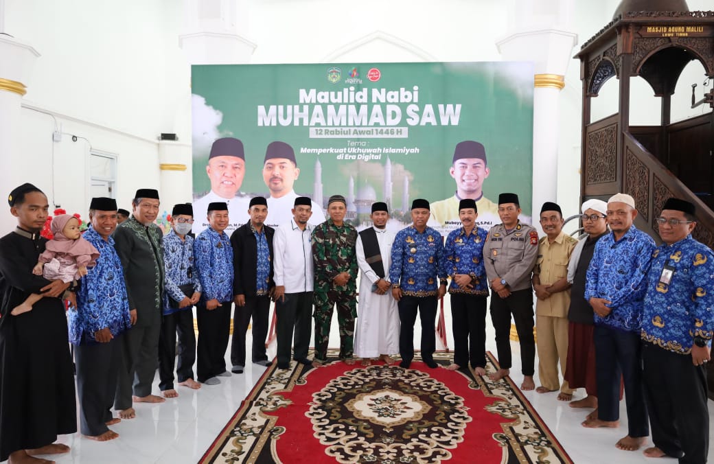 MAULID -- Bupati Luwu Timur, H Budiman didampingi Ketua TP PKK Kabupaten Lutim, Hj Sufriaty Budiman menghadiri peringatan Maulid Nabi Muhammad SAW 1446 H, yang dilaksanakan Sekretariat Daerah Kabupaten Luwu Timur di Masjid Agung Malili, Selasa (17/9).
