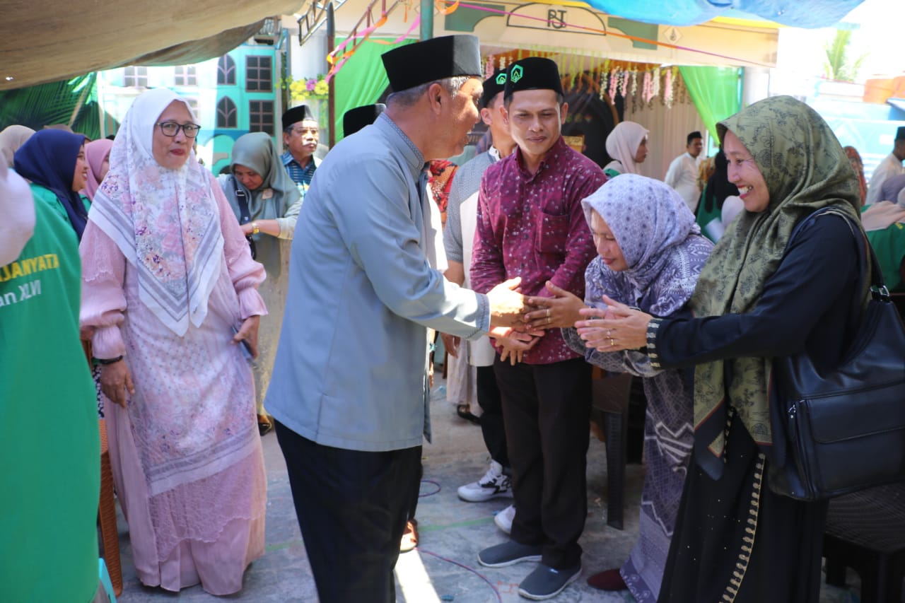 MAULID -- Bupati Luwu Timur, H Budiman saat menghadiri Peringatan Maulid Nabi Muhammad SAW 1445 H Tahun 2024 di Ponpes Nurul Junaidiyah Desa Lauwo, Kecamatan Burau, Minggu (22/9)
