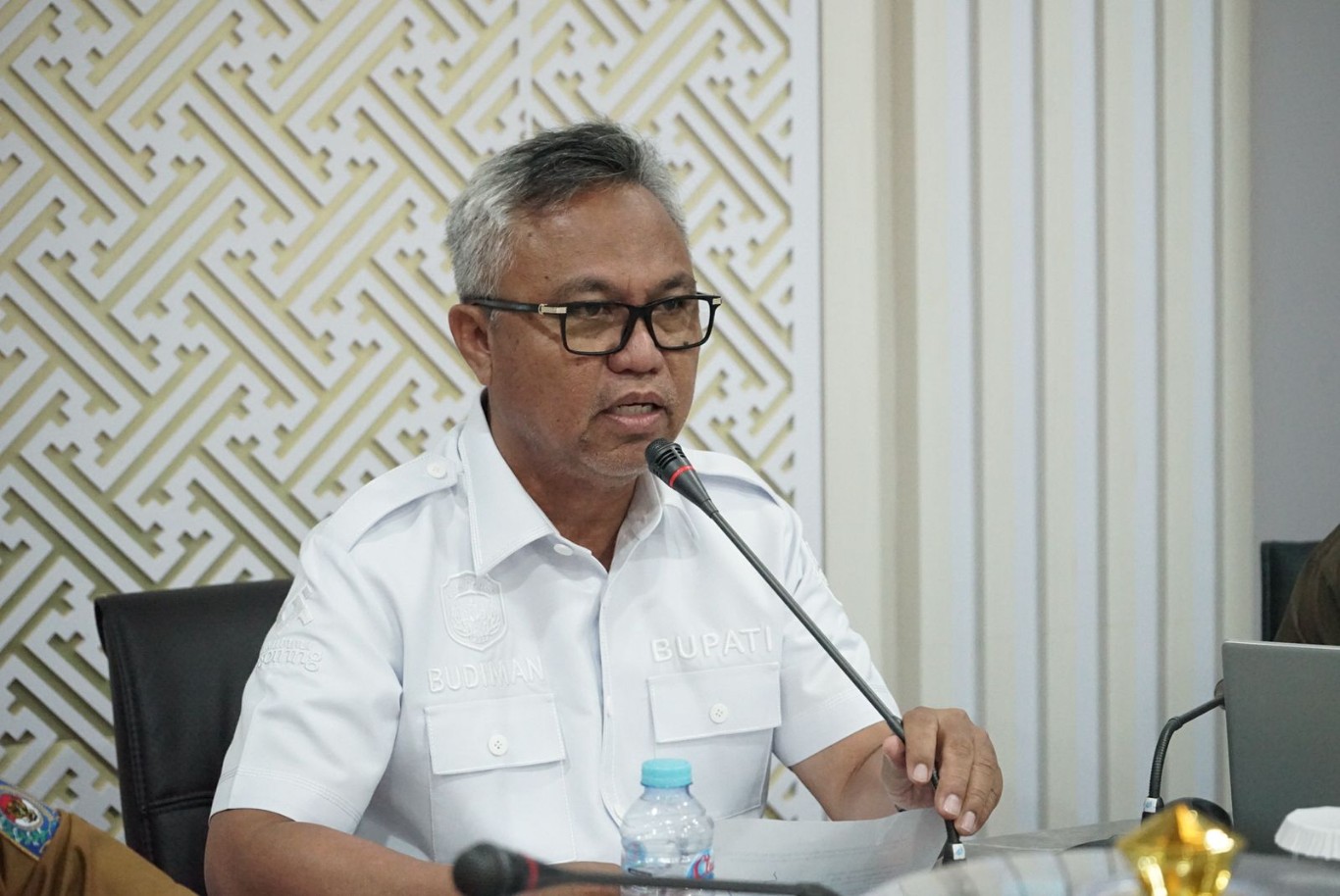 PAPARKAN PROGRAM -- Bupati Luwu Timur, H Budiman memaparkan program konservasi dalam rangka pelaksanaan verifikasi dan survey lapangan penganugerahan tanda kehormatan satyalancana wira karya bidang pemerintahan dan pengelolaan, pengemabangan dan pembangunan kelautan, di Ruang Rapat Bupati, Rabu (18/9).
