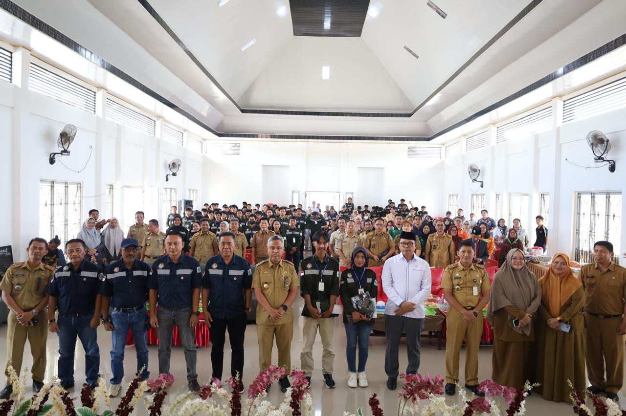 PELATIHAN -- Bupati Luwu Timur, H Budiman membuka pelatihan Dasar Operator Alat Berat Excavator dan Dump Truck di Gedung Serba Guna Kecamatan Towuti, Senin (9/9). 
