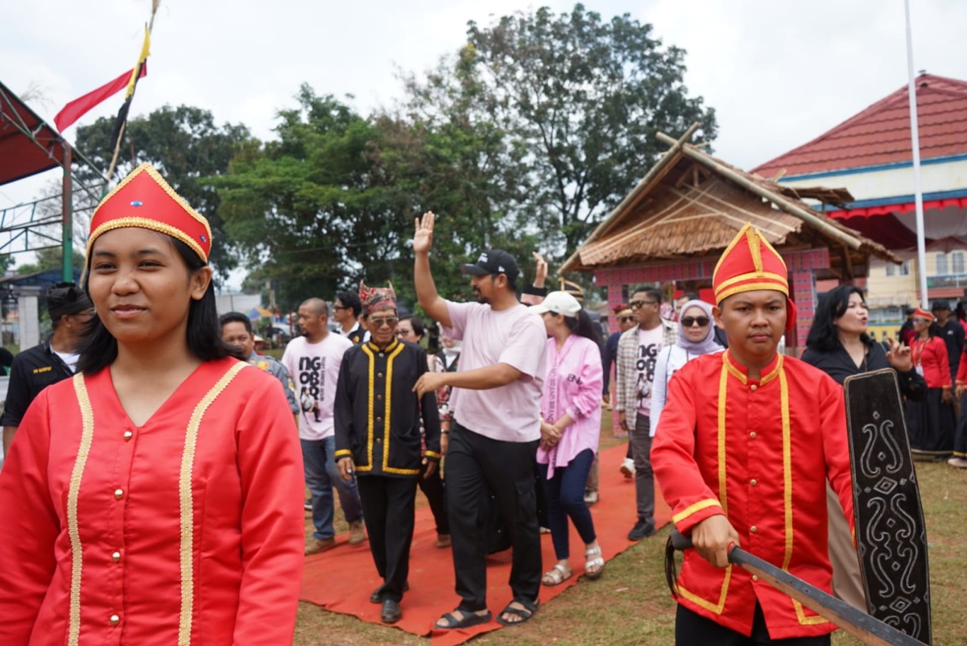 SENI BUDAYA -- Wakil Bupati Luwu Timur, Mochammad Akbar Andi Leluasa menutup secara resmi pergelaran seni dan adat budaya Padoe yang ditandai dengan pembakaran Lehodo (Peong) sebanyak 2024 secara serentak, di Lapangan Sirio-rio, Kecamatan Towuti, Sabtu (21/9).
