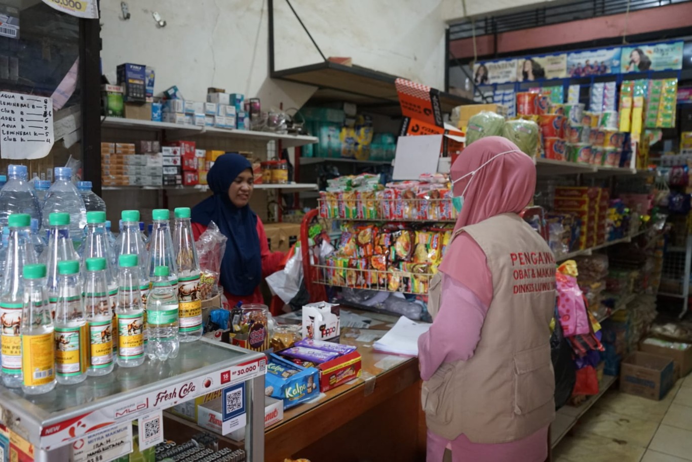 AWASI -- Tim Terpadu Pengawasan Obat dan Makanan Kabupaten Luwu Timur kembali menyasar Pasar Wawondula, Kecamatan Towuti baru-baru ini. Pengawasan dilakukan guna mengantisipasi adanya barang kadaluarsa yang beredar di pasaran.  
