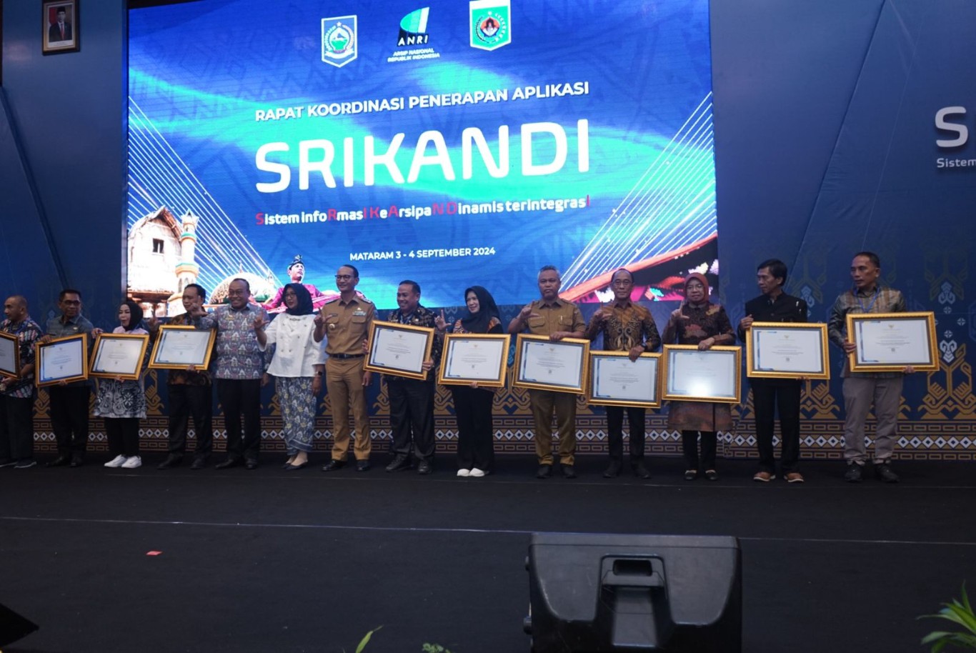 PENGHARGAAN -- Bupati Luwu Timur H Budiman menerima penghargaan dari ANRI sebagai apresiasi dalam menerapkan aplikasi Srikandi) secara efektif dan efisien.
