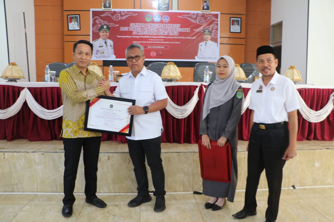 PENGHARGAAN -- Bupati Luwu Timur, H Budiman foto bersama usai menerima penghargaan disela-sela pembukaan seminar Pendidikan Inklusif Bagi Tenaga Pendidik dan Kependidikan se Kabupaten Luwu Timur di Aula Dinas Pendidikan dan Kebudayaan Lutim, Malili, Rabu (18/9).
