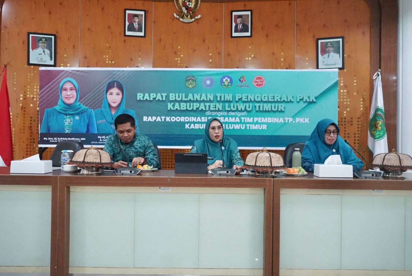 RAPAT -- Ketua TP PKK Kabupaten Luwu Timur, Hj Sufriaty Budiman memimpin rapat bulanan TP PKK Lutim dirangkai Rapat Koordinasi (Rakor) Pembina TP-PKK Lutim di Aula Rujab Bupati Lutim, Kamis (12/9).