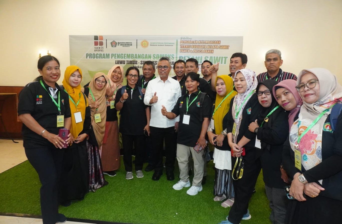 PELATIHAN -- Bupati Luwu Timur, H Budiman foto bersama usai menghadiri pelatihan Penguatan Kelembagaan, Teknis Budidaya, Panen dan Pascapanen Kelapa Sawit Pekebun pada program Pengembangan SDM Perkebunan Kelapa Sawit yang gelar AKPY STIPER berkerjasama DPKP Luwu Timur dan BPDPKS di Aula Hotel Aryaduta Makassar belum lama ini.  