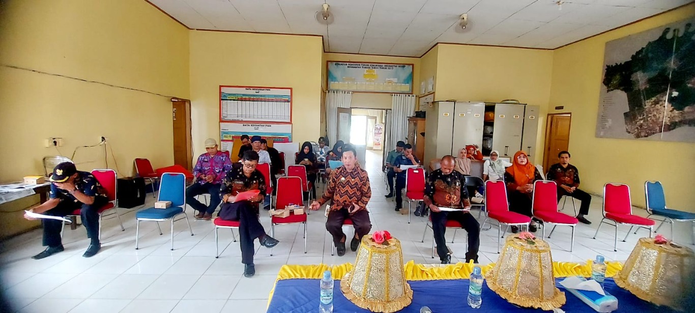 SINKRONISASI -- Disdikbud Kabupaten Luwu Timur bersama UPT Cabang Dinas Wilayah XII Provinsi Sulsel menggelar kegiatan sinkronisasi data ATS di Kecamatan Tomoni Timur di Aula Kantor Kecamatan Tomoni Timur, Kamis (5/9).