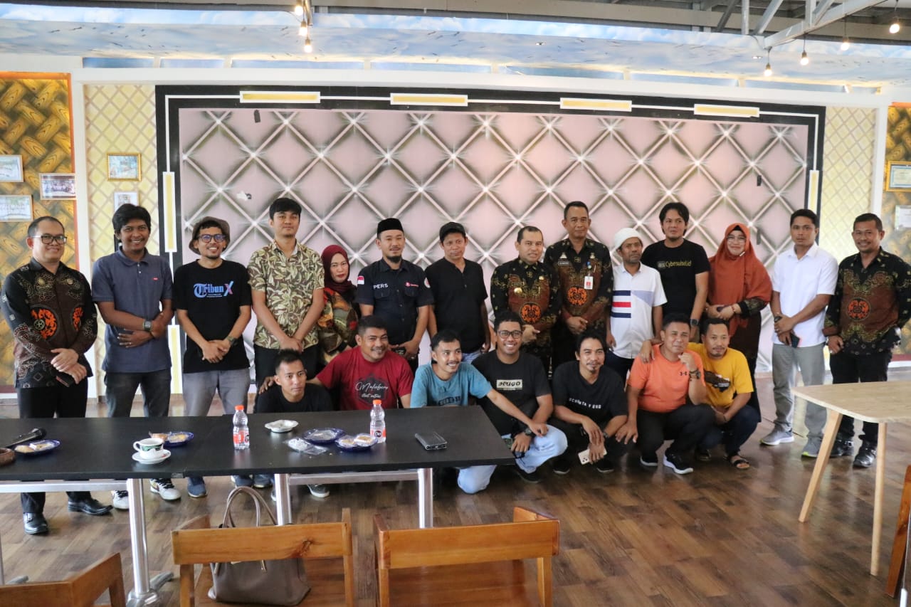TEMU MEDIA -- Pjs Bupati Luwu Timur Jayadi Nas saat melakukan Coffee Morning dengan awak media di Mixi Cafe, Lagaligo Malili, Kamis (26/9).
