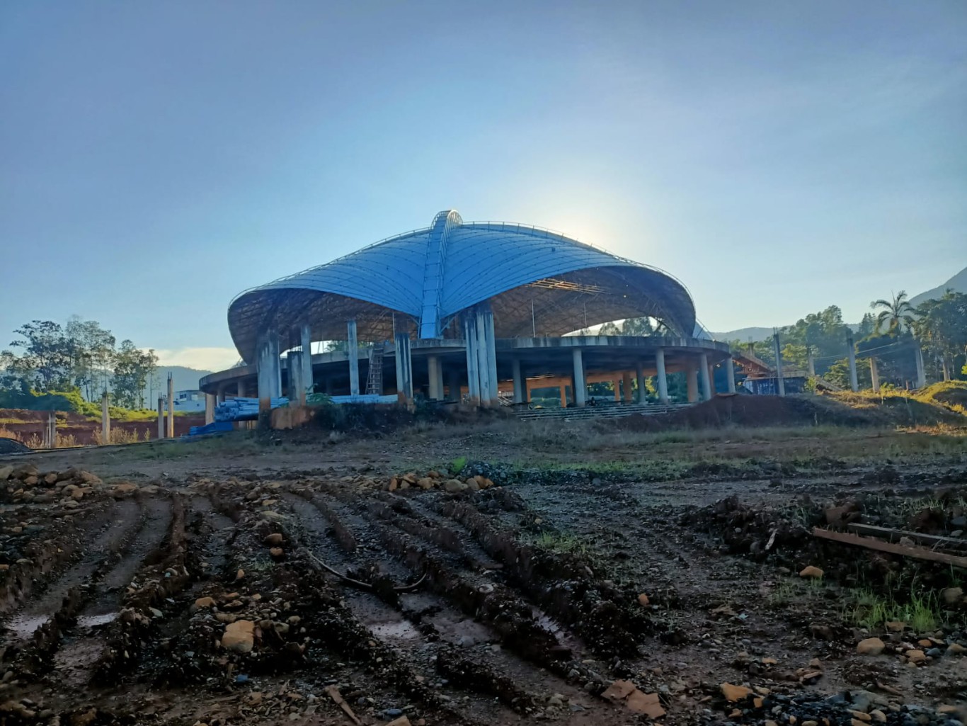 TINJAU --  Bupati Luwu Timur, H Budiman menyempatkan berolahraga pagi dan sarapan bersama masyarakat di Bundaran Batara Guru dan Pasar Tradisional Malili, Kamis (12/9). Usai berolahraga dan sarapan bersama masyarakat, Budiman memantau perkembangan pembangunan Islami Center Luwu Timur.
