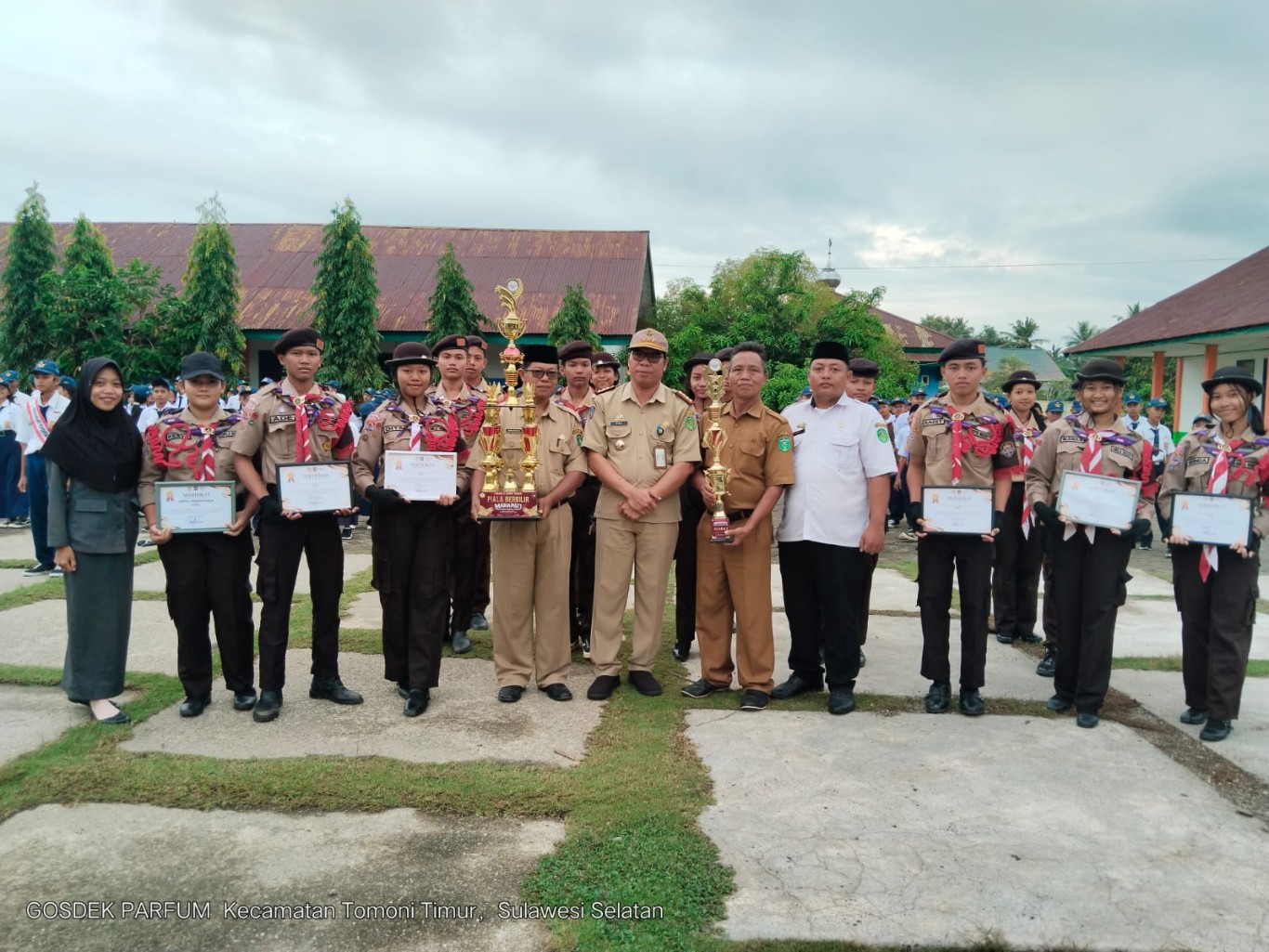 UPACARA -- Camat Tomoni Timur, Yulius foto bersama usai bertindak sebagai pembina upacara di SMPN 1 Tomoni Timur baru-baru ini. Yulius mengapresiasi prestasi yang diraih sekolah tersebut. 
