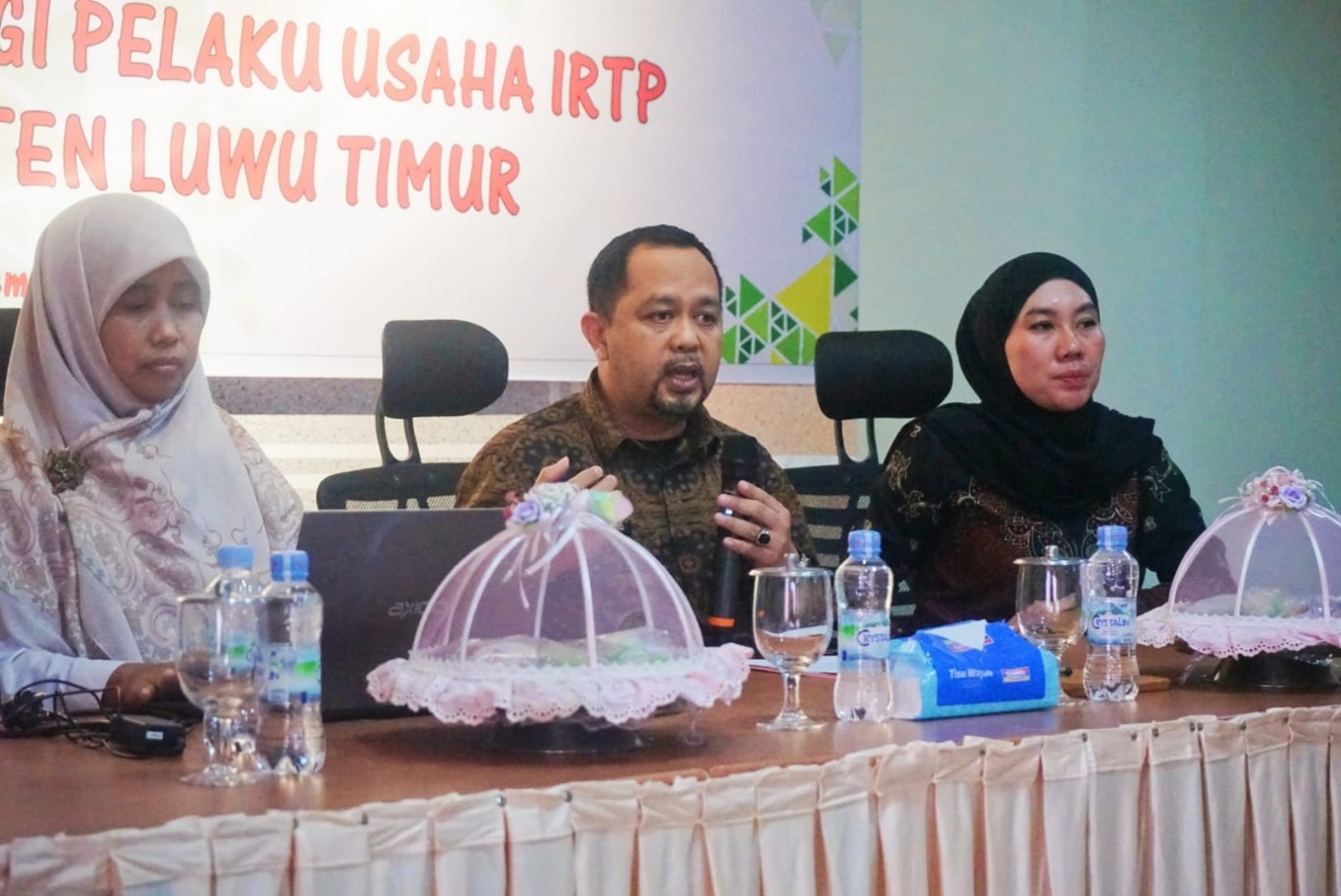 BIMTEK -- Dinas Kesehatan Luwu Timur menggelar bimbingan teknis keamanan pangan bagi pelaku usaha IRTP tingkat kabupaten di Aula Hotel I Lagaligo, Kamis (12/9). 
