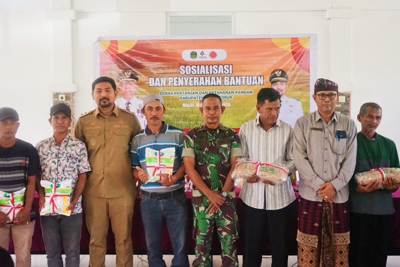 BANTUAN -- Wabup Luwu Timur, Mochammad Akbar Andi Leluasa menyerahkan bantuan Alsintan, benih padi, dan benih jagung bantuan APBN tahun 2024 serta bantuan benih sayur – sayuran dan bibit kelapa yang bersumber dari dana APBD Kabupaten Luwu Timur tahun 2024 di Aula DPKP Lutim, Selasa (10/9).
