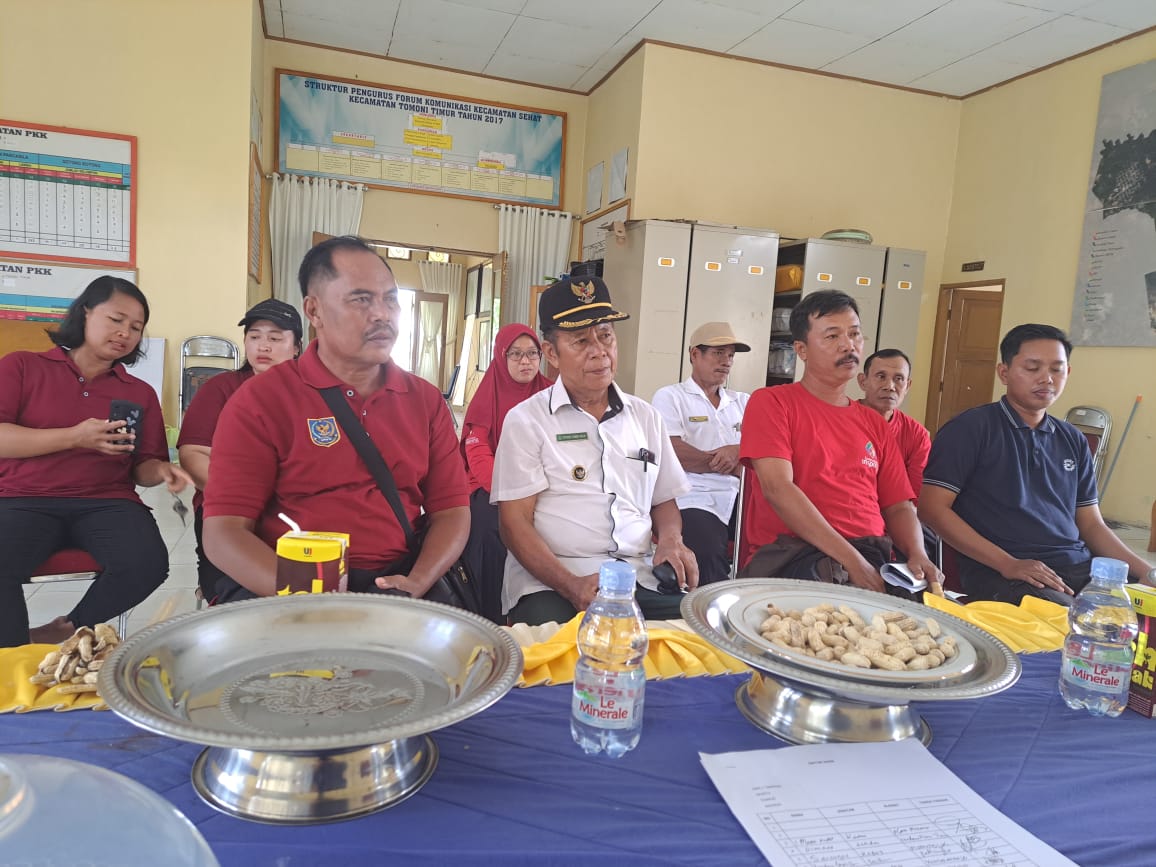INVENTARISASI -- Bagian Hukum Sekretariat Daerah Kabupaten Luwu Timur (Setdakab Lutim) menggelar kegiatan inventarisasi permasalahan hukum di wilayah Kecamatan Tomoni Timur di Aula Kantor Camat Tomoni Timur, Rabu (4/9).
