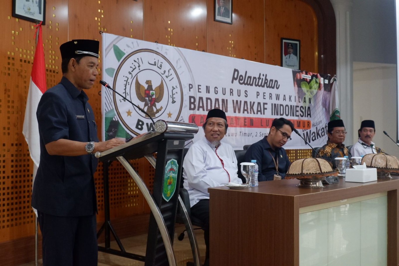 LANTIK -- Pengurus BWI Perwakilan Kabupaten Luwu Timur resmi menjabat setelah dilantik Ketua BWI Perwakilan Provinsi Sulsel H Iskandar Fellang di Aula Rumah Jabatan (Rujab) Bupati Luwu Timur, Senin (2/9). 