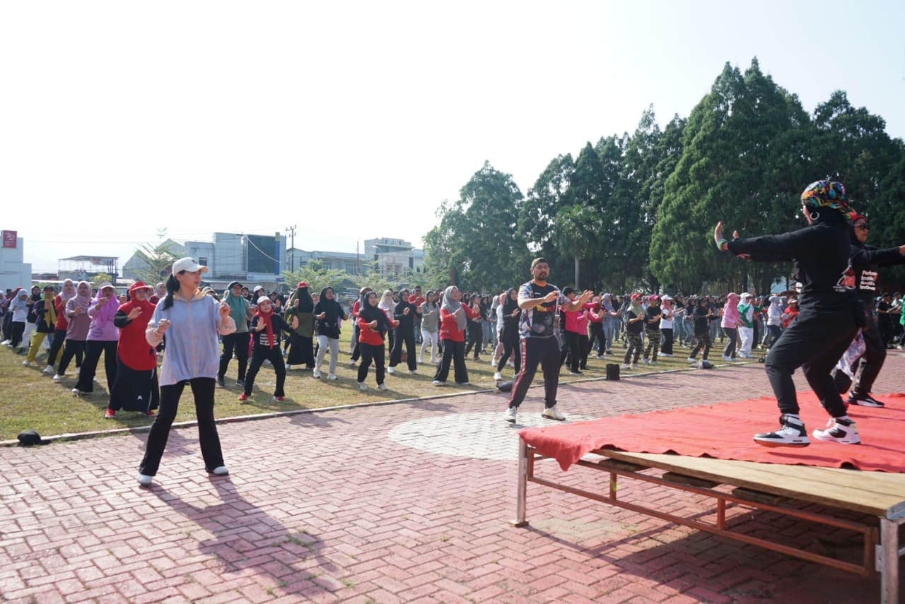 LOMBA -- Perkumpulan Asiafi Lutim bersama Pemkab Luwu Timur menggelar Zumba Party dan Fun Aerobik dalam rangka memperingati Hari Olahraga Nasional Tahun 2024 di Lapangan Merdeka Malili, Rabu (25/9).
