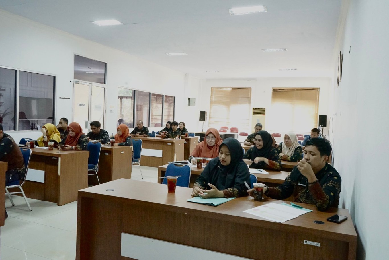 RAKOR -- Plt Kepala Diskominfo-SP Kabupaten Luwu Timur, Alamsyah Perkesi memimpin rapat evaluasi laporan kinerja OPD Triwulan I-Triwulan III tahun anggaran 2024 bersama jajaran Diskominfo-SP, di Aula Media Center baru-baru ini. 
