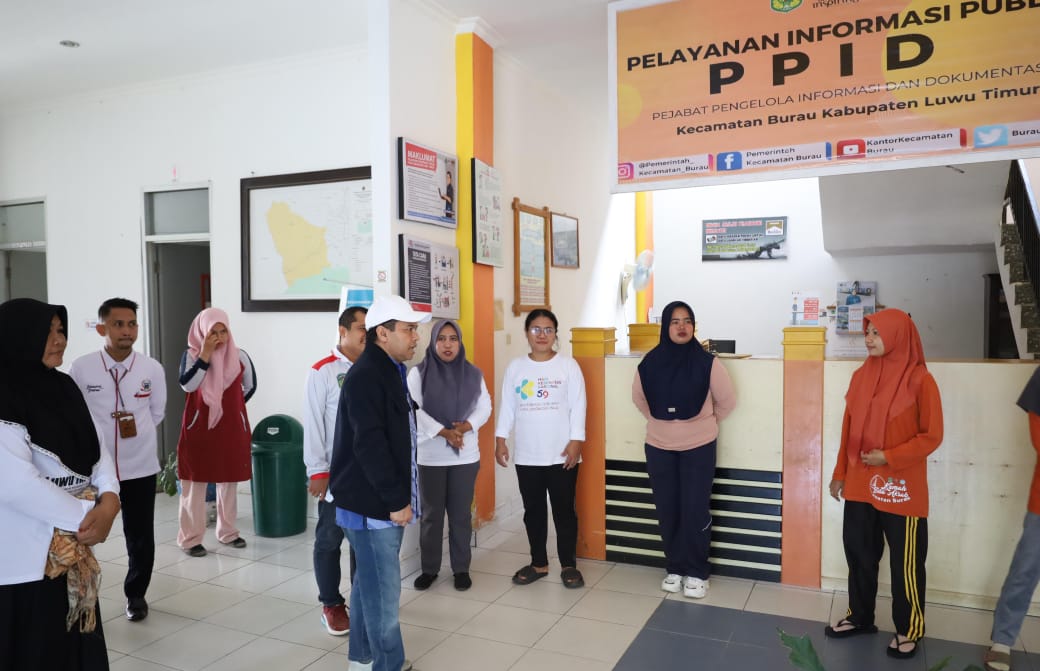 SIDAK -- Pjs Bupati Luwu Timur, Jayadi Nas langsung melakukan kunjungan koordinasi sekaligus inspeksi mendadak (Sidak) ke beberapa lokasi, Rabu (25/9) sesaat setelah tiba di Luwu Timur. Slaah satunya adalah Kantor Camat Burau.
