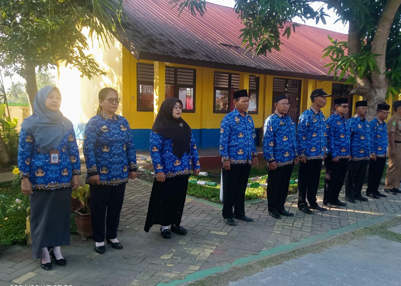 UPACARA -- Camat Tomoni Timur, Yulius memimpin upacara Hari Kesadaran Nasional (HKN) yang berlangsung di SMPN 2 Tomoni Timur, Desa Manunggal baru-baru ini. 
