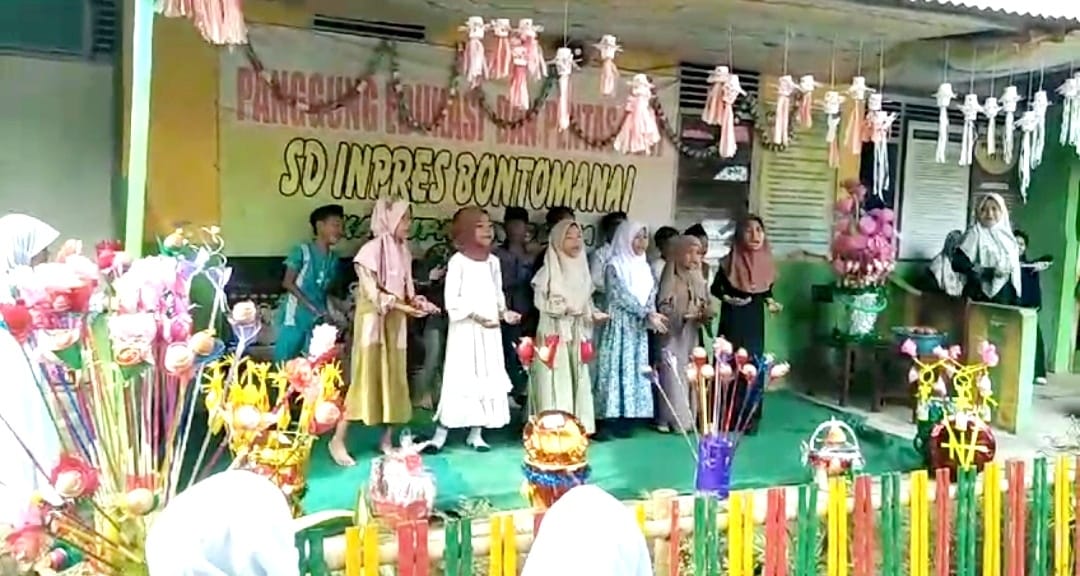 IST
MAULID -- Suasana semarak peringatan Maulid Nabi Besar Muhammad Saw yang digelar murid SDI Bontomanai. 
