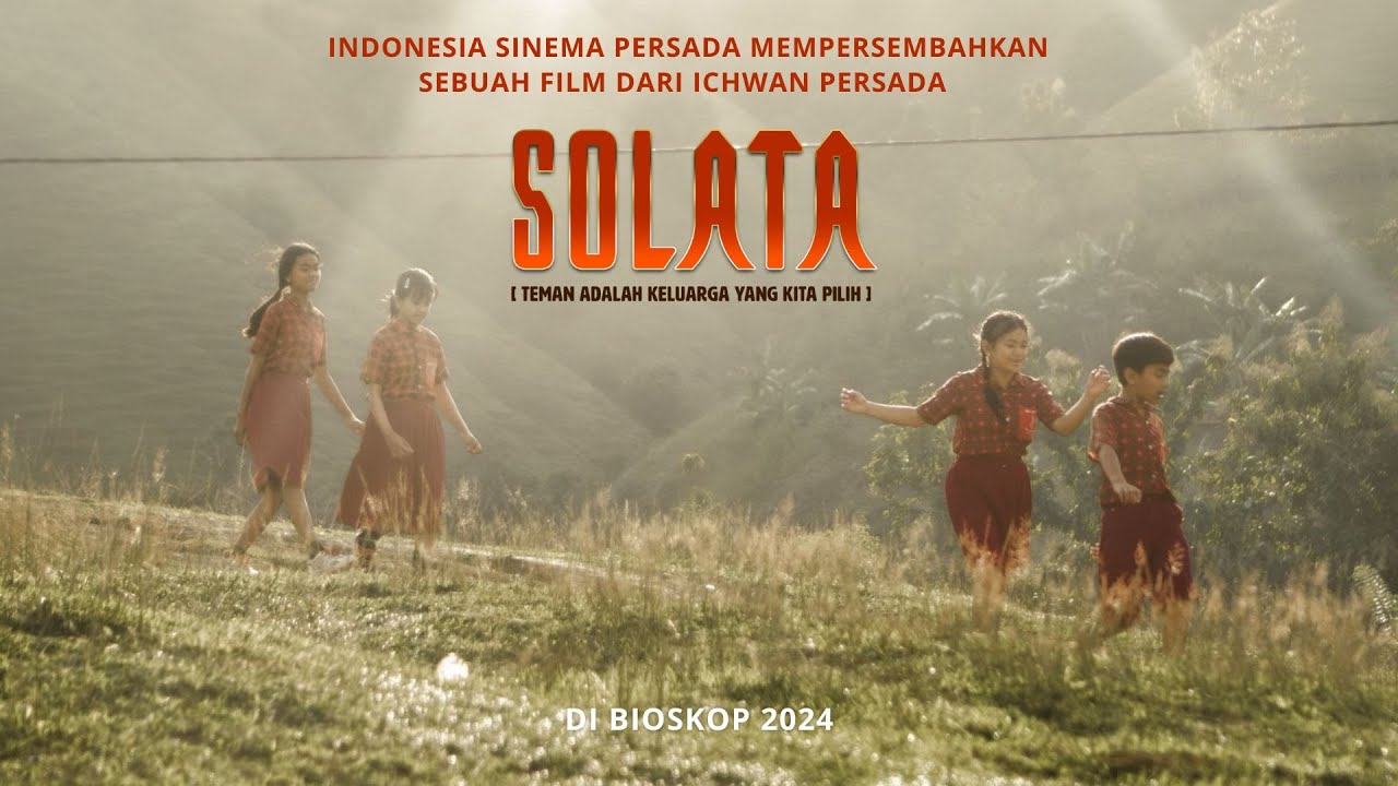 BKM/NUR HAMZAH
FILM SOLATA-Sutradara dan produser film Solata (Teman adalah Keluarga yang Kita Pilih), Ichwan Persada (tiga dari kiri) bersama Aty Kodong (dua dari kiri) bersama pemeran lainnya dan kru bertandang ke redaksi Harian Berita Kota Makassar, Rabu (18/9).
