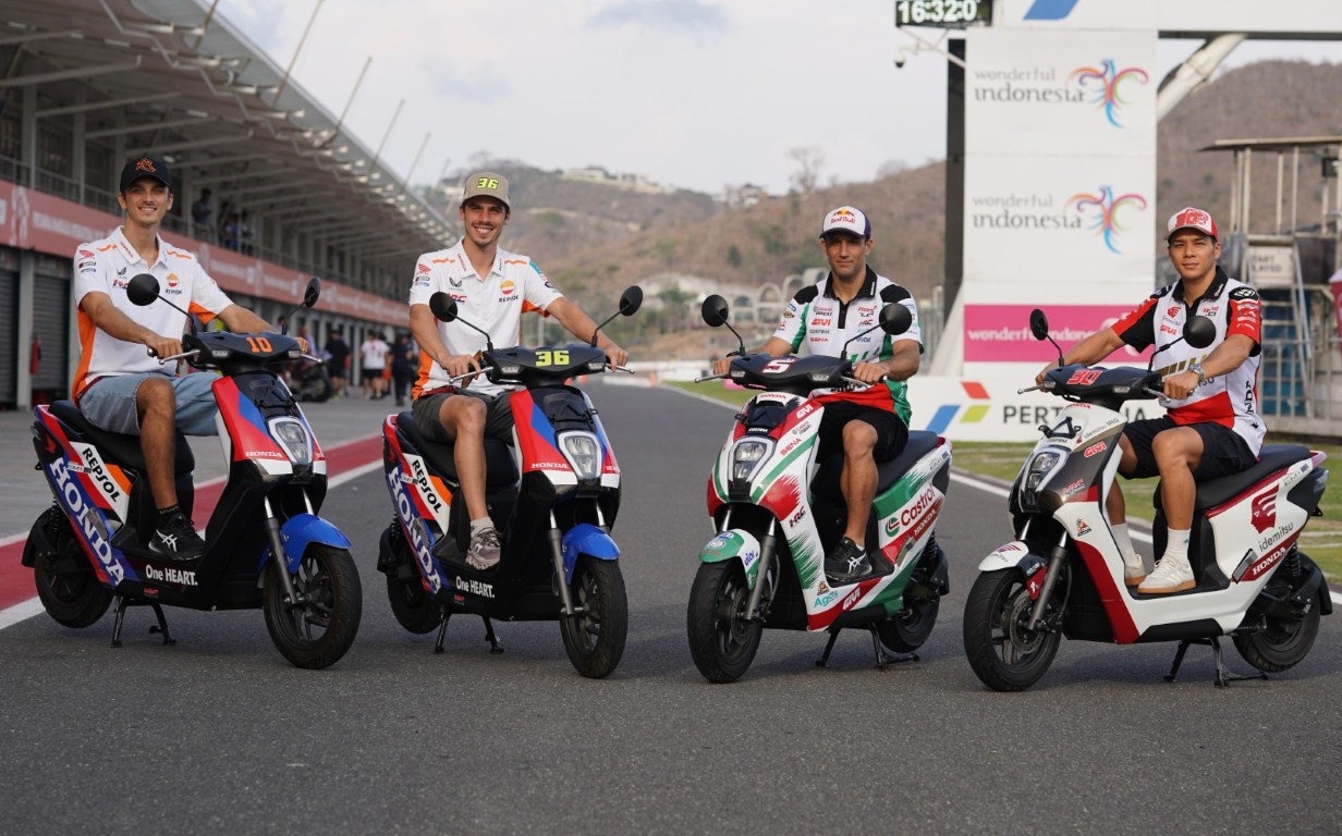 OPERASIONAL -- Sejumlah peserta MotoGP Mandalika mengujicoba motor listrik Honda EM1 e: yang didatangkan ke Mandalika untuk dijadikan sebagai kendaraan operasional di ajang tersebut.
