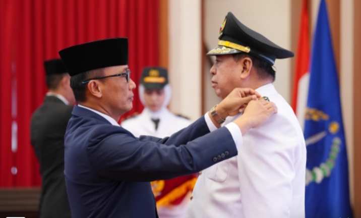 LANTIK -- Pj Gubernur Sulsel Zudan Fakrulloh saat melantik Pj Wali Kota Parepare Abdul Hayat Gani di Aula Tudang Sipulung Rujab Gubernur Sulsel, Rabu (18/9).
