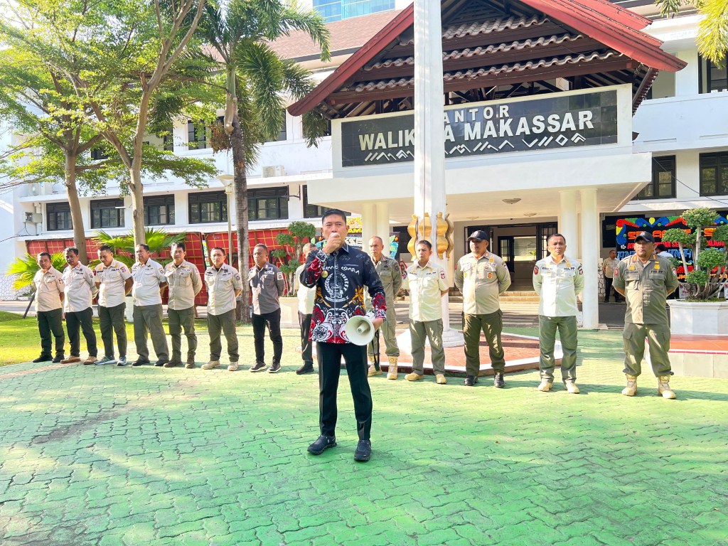 ist
MEMIMPIN--Pjs Wali Kota Makassar, Andi Arwin Azis saat memimpin apel pagi bersama jajaran Satpol PP Kota Makassar di Lapangan Upacara Balai Kota,Kamis (26/9).
