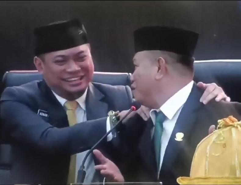 IST
PEGANG PUNDAK -- Bupati Gowa, Dr Adnan Purichta Ichsan memegang pundak Ramli Sidik yang menciptakan kelucuan saat mengetok palu paripurna sebagai pimpinan sementara DPRD Gowa. 