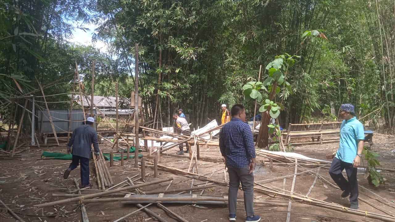 PEMBONGKARAN -- Personel Polres Maros saat melakukan pembongkaran tempat penjualan minuman keras.
