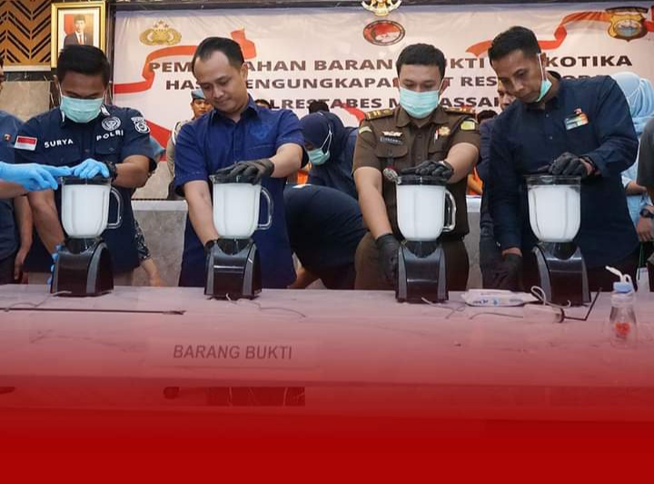 PEMUSNAHAN -- Kiri ke kanan: Kaur Subbid Narkoba Bid Labfor Makassar, AKP Surya Pranomo, Kasat Narkoba Polrestabes Makassar, Kompol Lulik Febyantara, Kasubsi Pra Penuntutan Kejari Makassar, Muh Irfan, dan Kasi Humas Polrestabes Makassar, AKP Wahiduddin melakukan pemusnahan sabu di Aula Mappaoddang Polrestabes Makassar.

