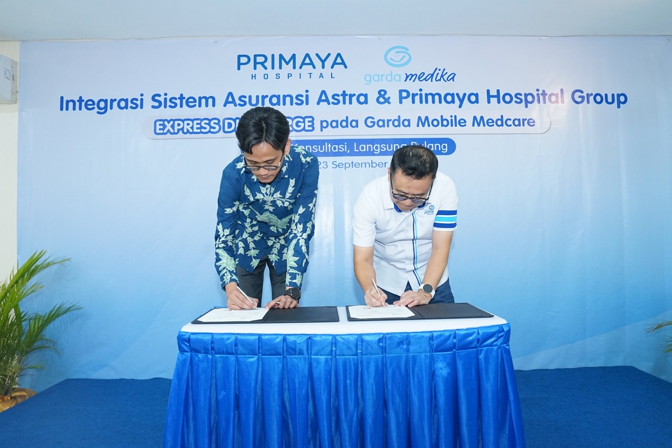 PENANDATANGAN -- Operation Director Asuransi Astra, Hendry Yoga (kanan) dan Chief Financial Officer, Irwan Rismawan (kiri) mewakili Chief Executive Officer Primaya Hospital Group, Leona A. Karnali saat melakukan penandatanganan kolaborasi Garda Medika dari Asuransi Astra dan Primaya Hospital Group atas integrasi sistem Express Discharge di Garda Mobile Medcare.
