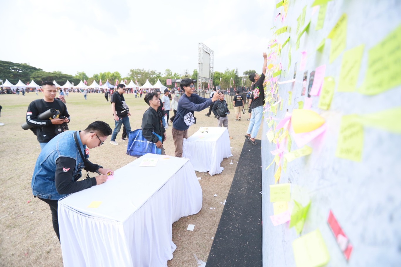 PENDAFTARAN -- Para bikers Honda tampak begitu antusias melakukan pendaftaran untuk mengikuti silaturahmi akbar pada Honda Bikers Day 2024.
