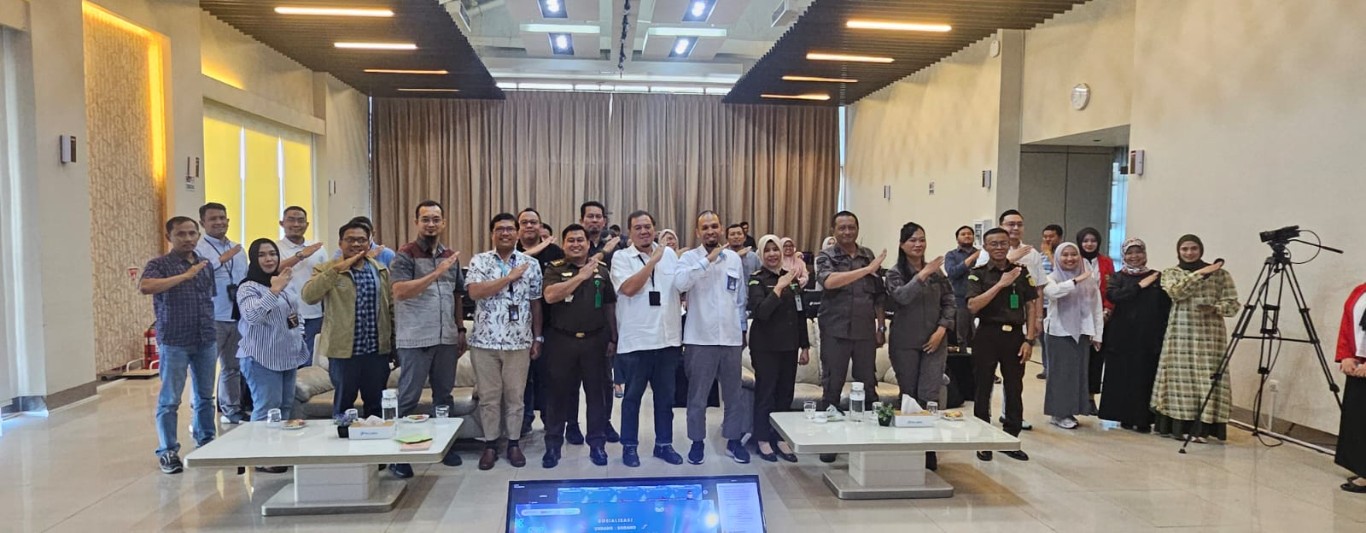 PENERANGAN HUKUM -- Kasi Penerangan Hukum Kejati Sulsel Soetarmi (enam dari kiri) saat memberikan penerangan hukum terkait pentingnya budaya siri' sebagai upaya pencegahan tindak pidana korupsi.
