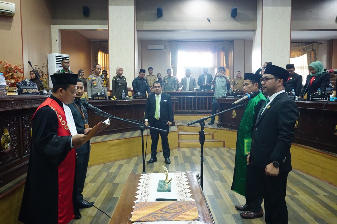 PENGAMBILAN SUMPAH -- Muh Basir saat dilantik dan diambil sumpahnya sebagai wakil ketua DPRD Kabupaten Jeneponto, oleh ketua Pengadilan Negeri Jeneponto.

